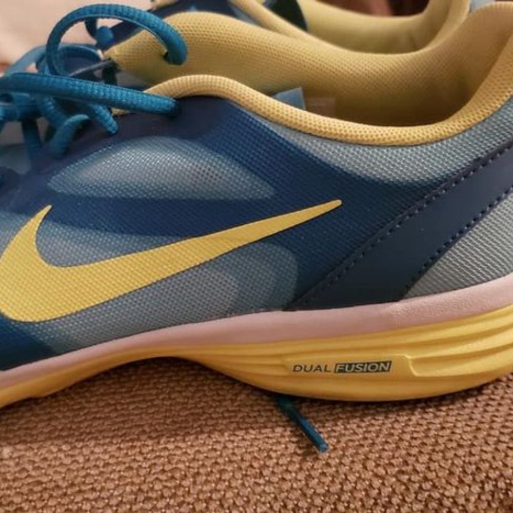 Women's Lightly Used Nike Shoes Size 11
